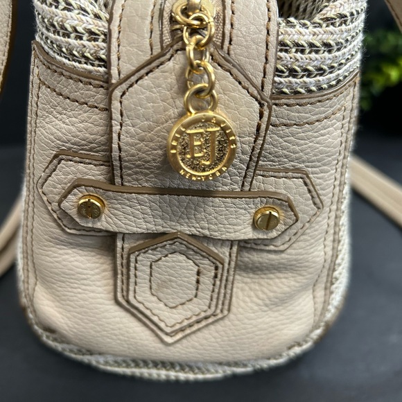 Eric Javits Tan and Cream Shoulder Bag - Picture 10 of 17